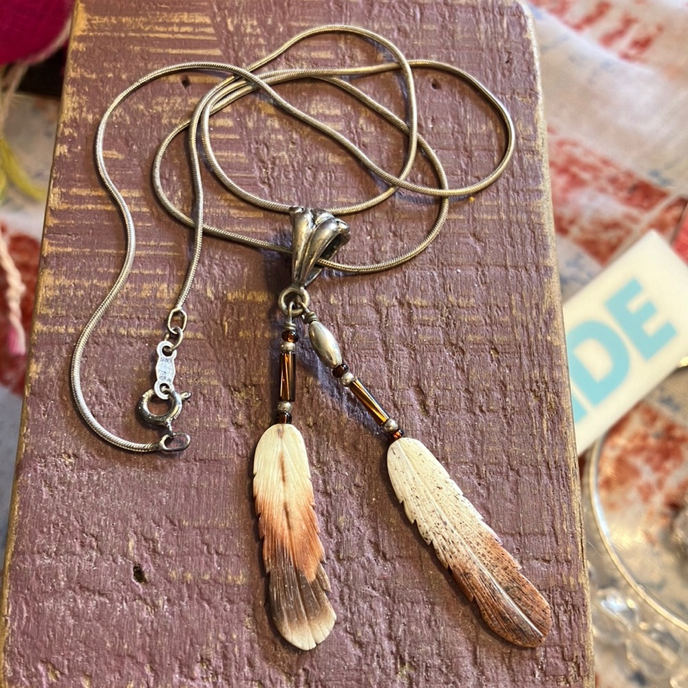 Beautiful Hand Carved Feathers 🪶 Necklace